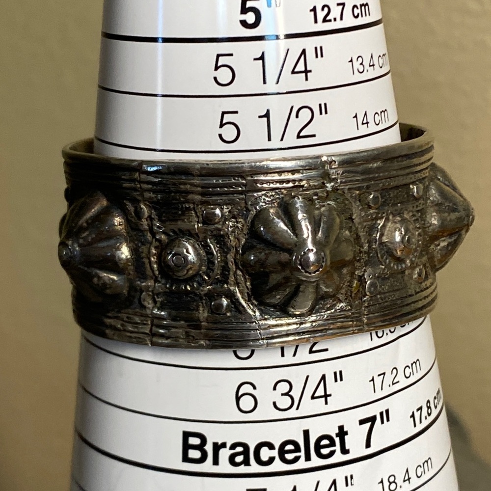 Antique Repousee Silver Bracelet (61.6 grams) - Picture 3 of 14